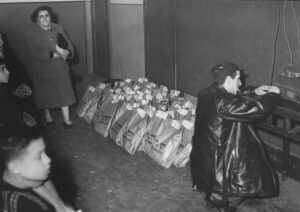 Consegna regali della Befana 1955 al cinema nord in foto Malvina Bauchiero e Vittorio Ferraris