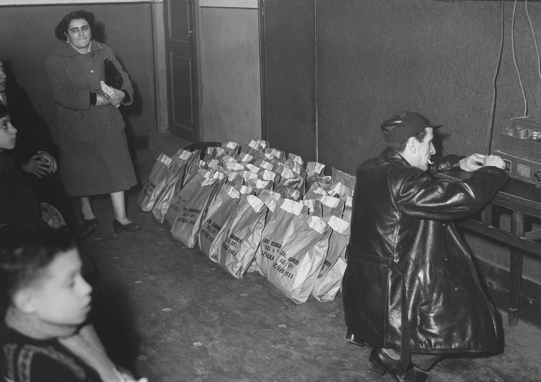 Consegna regali della Befana 1955 al cinema nord in foto Malvina Bauchiero e Vittorio Ferraris