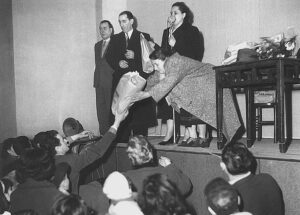 Consegna regali della Befana 1955 al cinema Nord in foto Asio Ristori e Tina Ferraris
