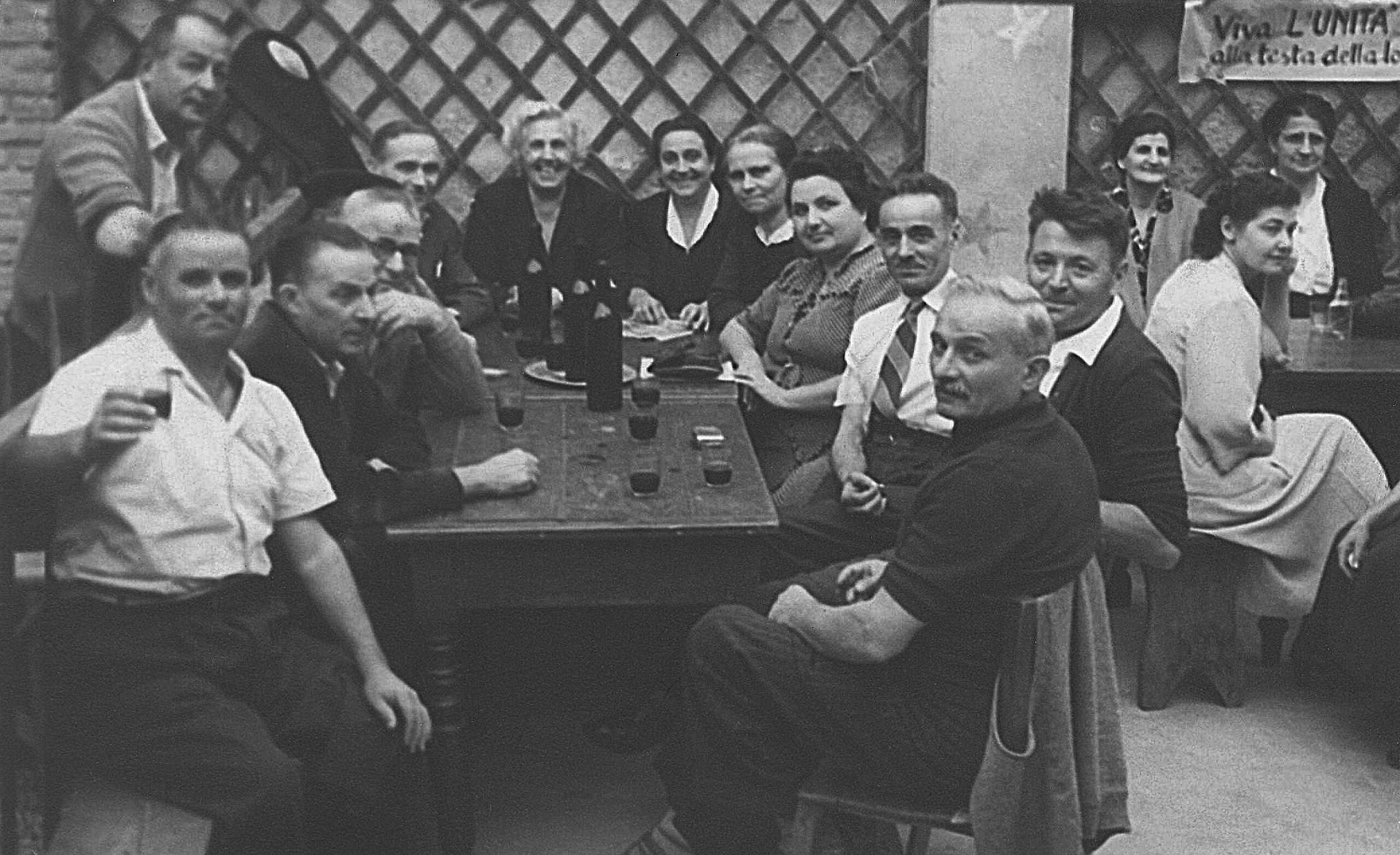 Tavolata in esterno in foto Giacomo Ferraris